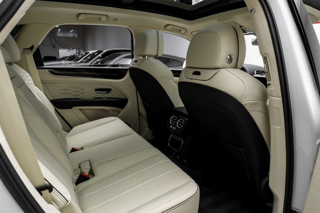 Used 2024 Bentley Bentayga AWD/4WD image 46