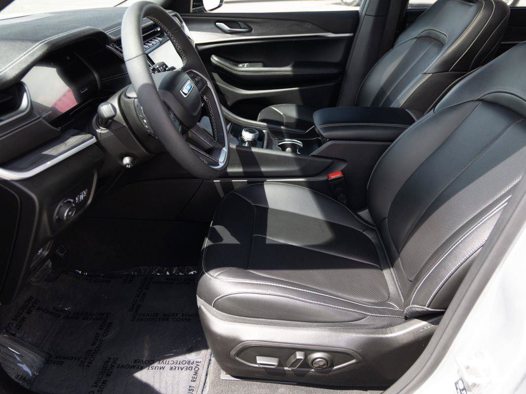 Used 2025 Jeep Grand Cherokee L Limited w/ Luxury Tech Group II AWD/4WD image 19