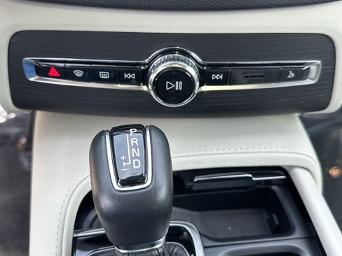 Used 2020 Volvo XC90 T6 Momentum AWD/4WD image 29