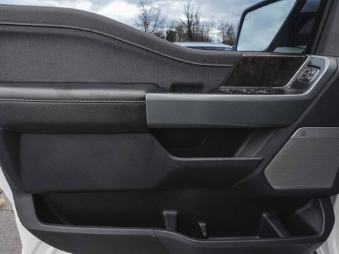 Used 2022 Ford F150 Lightning Lariat image 9