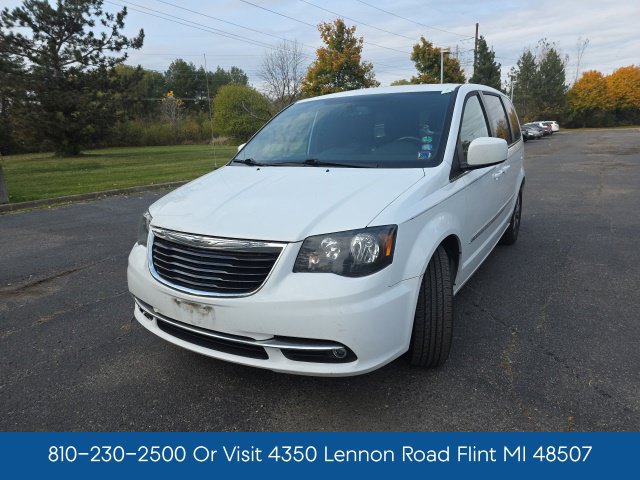 Used 2016 Chrysler Town & Country S w/ Driver Convenience Group FWD image 3