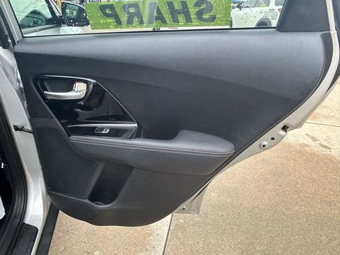 Used 2020 Kia Niro LXS FWD image 15
