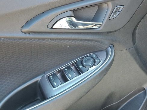 Used 2018 Chevrolet Malibu LT FWD image 12