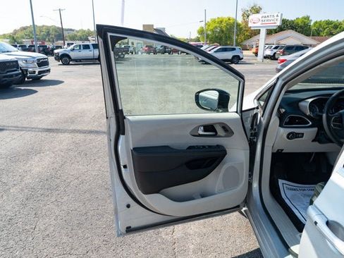 Certified 2024 Chrysler Pacifica Touring-L FWD image 12