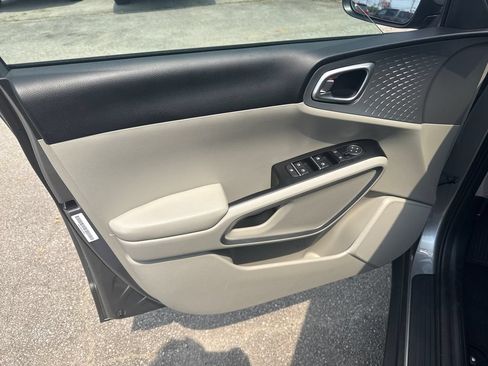 Used 2025 Kia Soul LX w/ LX Technology Package FWD image 12