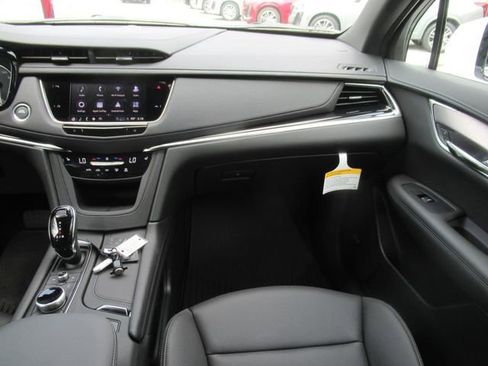 New 2025 Cadillac XT6 Luxury image 13