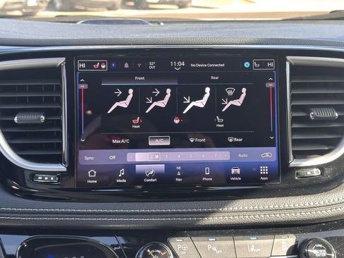 Used 2024 Chrysler Pacifica Select image 35