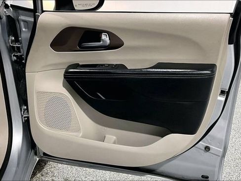 Used 2022 Chrysler Voyager LX image 30