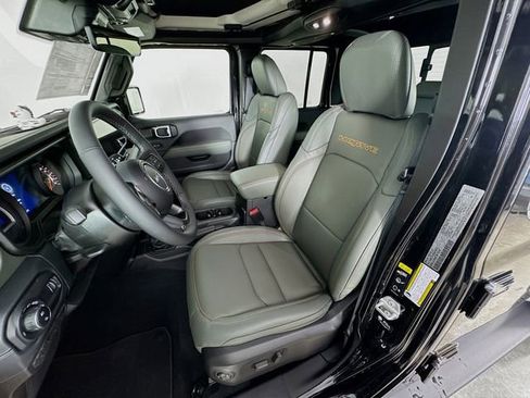 New 2025 Jeep Gladiator Mojave image 24