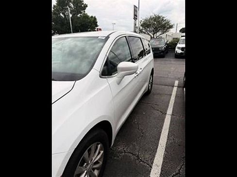 Used 2018 Chrysler Pacifica Touring Plus FWD image 8