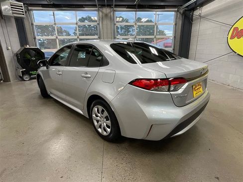 Used 2020 Toyota Corolla LE FWD image 3