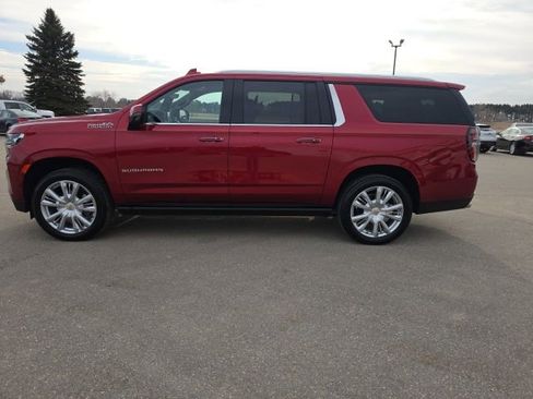 Used 2024 Chevrolet Suburban High Country image 2