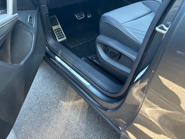 Used 2025 Volkswagen Tiguan SE R-Line AWD/4WD image 5
