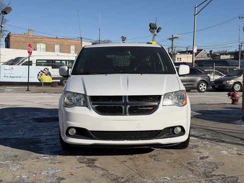 Used 2019 Dodge Grand Caravan SXT image 2