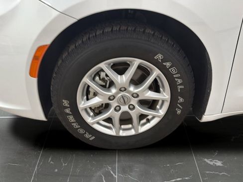 Used 2023 Chrysler Pacifica Touring-L FWD image 27