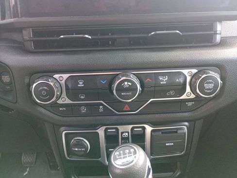 Used 2024 Jeep Gladiator Sport image 13