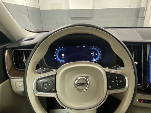 Used 2022 Volvo XC60 B5 Momentum w/ Climate Package image 15