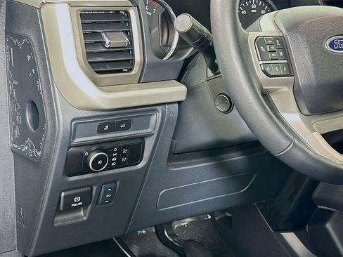 Used 2024 Ford Expedition XLT image 10
