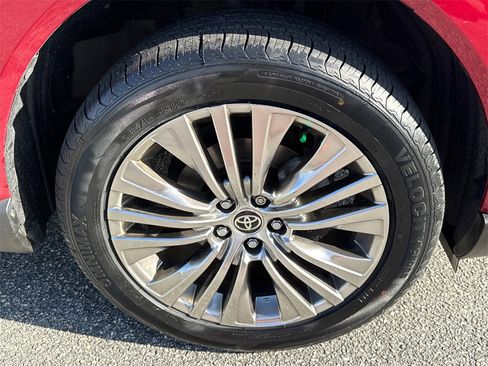 Used 2022 Toyota Venza XLE image 12