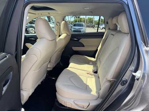 Certified 2025 Toyota Highlander XLE AWD/4WD image 13