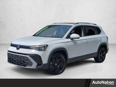 Used 2025 Volkswagen Taos SE w/ Panoramic Sunroof Package