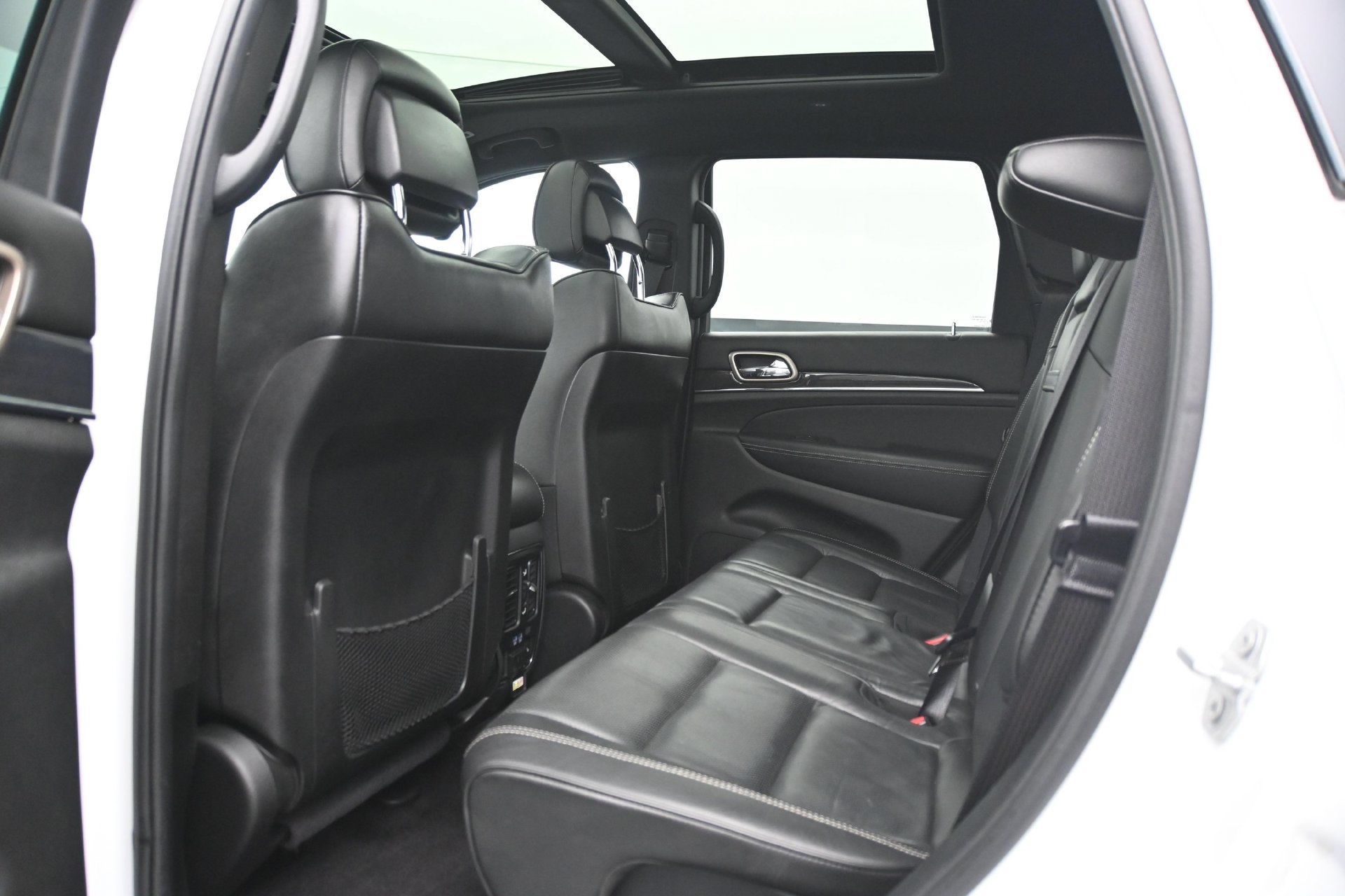 Used 2017 Jeep Grand Cherokee Overland AWD/4WD image 17