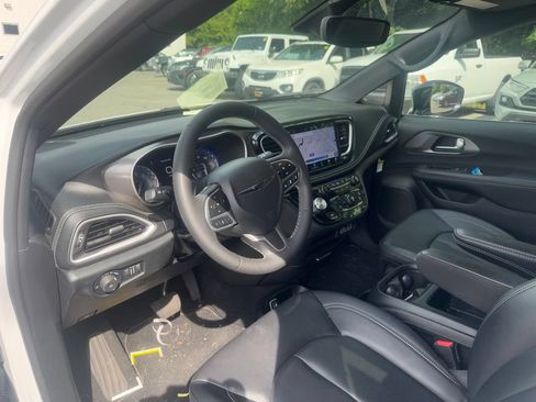 Used 2025 Chrysler Pacifica Select AWD/4WD image 17