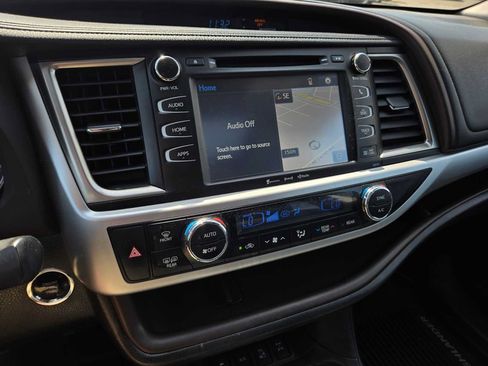 Used 2018 Toyota Highlander XLE AWD/4WD image 26