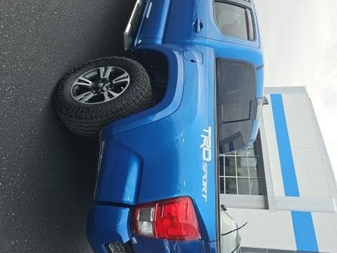 Used 2017 Toyota Tacoma TRD Sport image 3