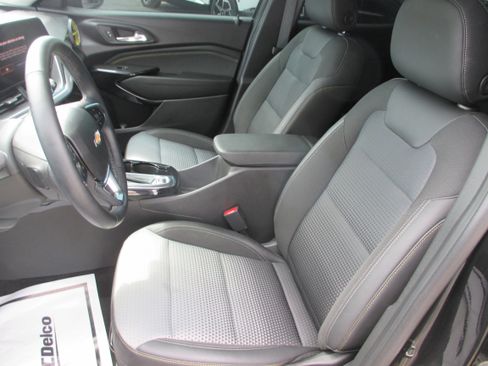 Used 2024 Chevrolet Trax LT w/ Sunroof Package image 12