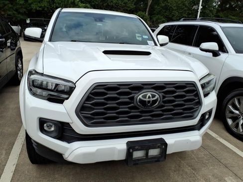 Used 2020 Toyota Tacoma TRD Sport w/ Technology Package image 3