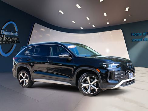 Certified 2025 Volkswagen Tiguan SE FWD image 2