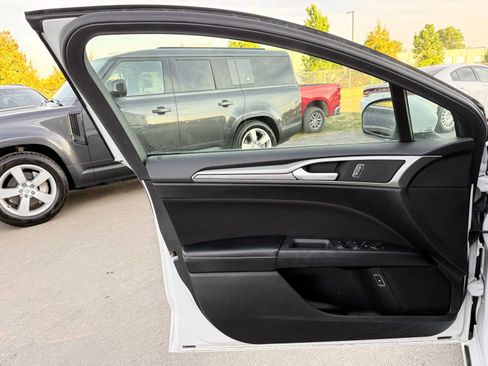Used 2020 Ford Fusion SE FWD image 12