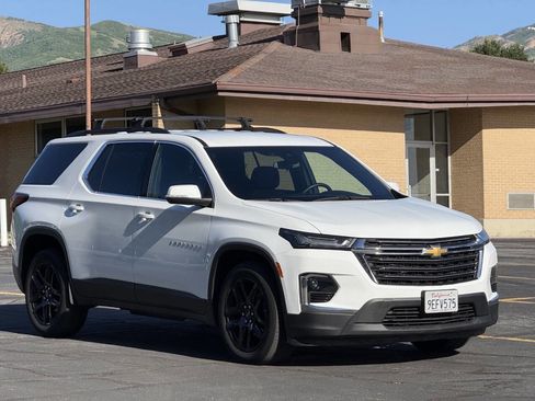 Used 2023 Chevrolet Traverse LT FWD image 3