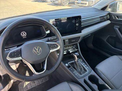 Used 2025 Volkswagen Jetta SE FWD image 10