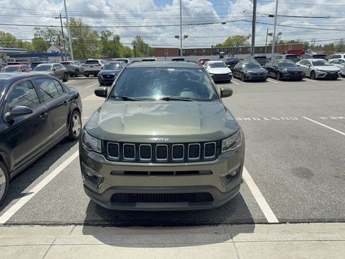 Used 2018 Jeep Compass Latitude w/ Cold Weather Group AWD/4WD image 2