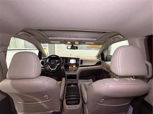 Used 2017 Toyota Sienna XLE Premium image 16