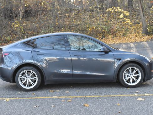 Used 2021 Tesla Model Y Long Range image 11