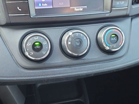 Used 2018 Toyota RAV4 LE FWD image 27
