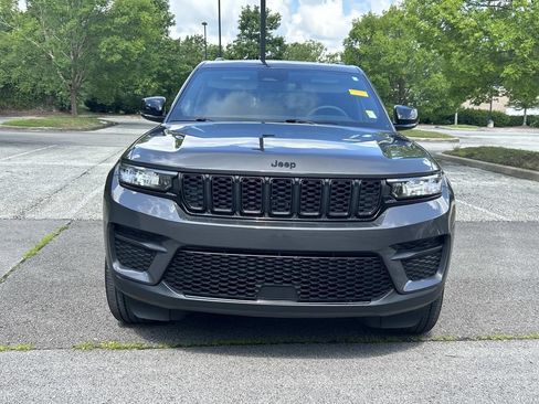 Used 2023 Jeep Grand Cherokee Altitude AWD/4WD image 2