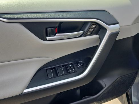 Used 2021 Toyota RAV4 XLE Premium image 12