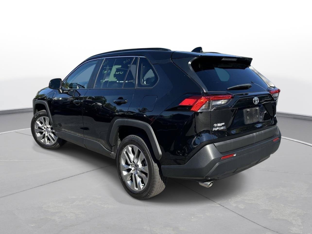 Used 2022 Toyota RAV4 XLE Premium FWD image 8