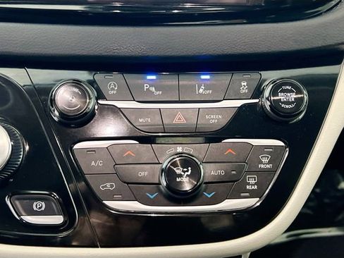 Used 2024 Chrysler Pacifica Touring-L image 11