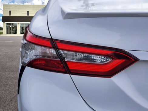 Used 2018 Toyota Camry SE image 9