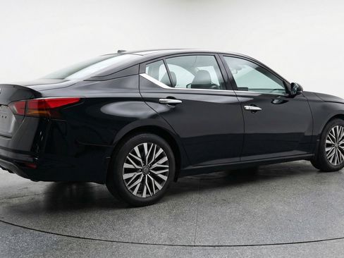 Used 2025 Nissan Altima 2.5 SV FWD image 9