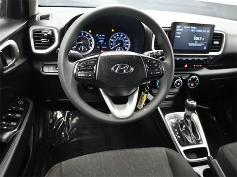 Used 2022 Hyundai Venue SE image 17