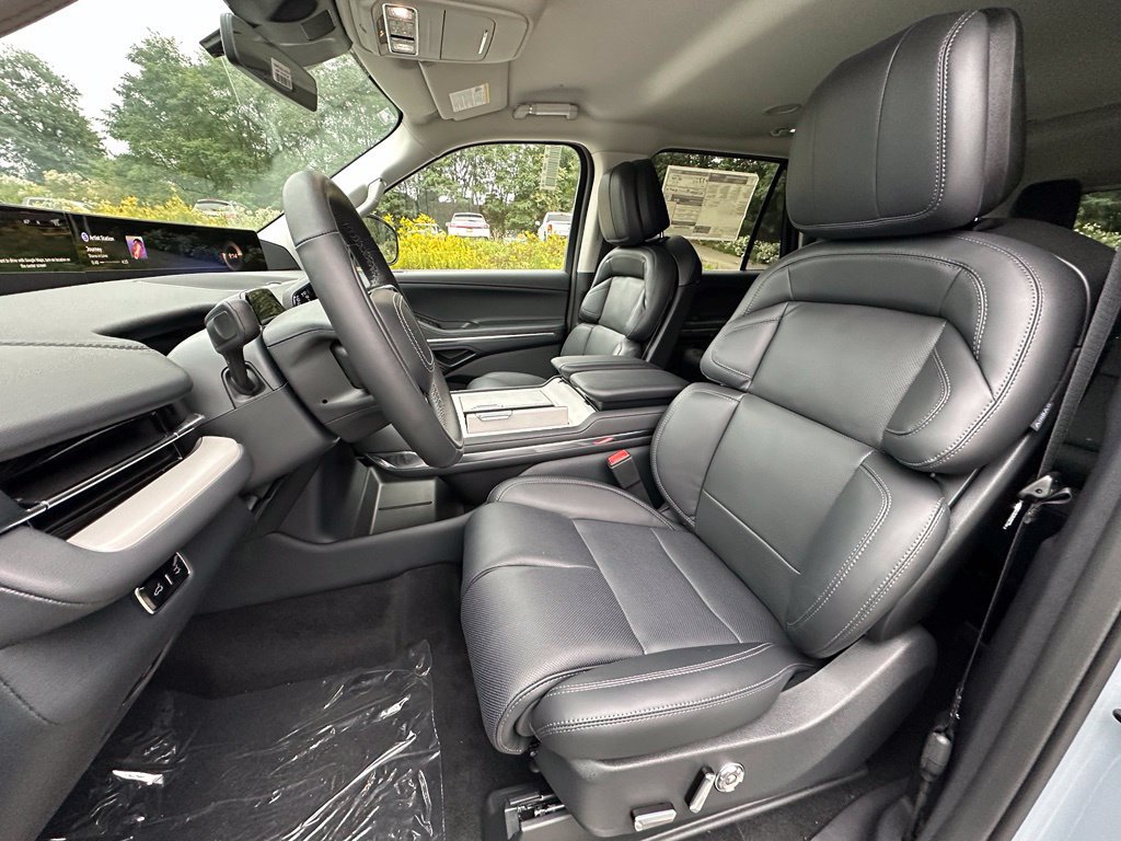 New 2027 Lincoln Navigator Premiere AWD/4WD image 17