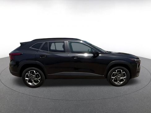 Used 2025 Chevrolet Trax LT FWD image 9