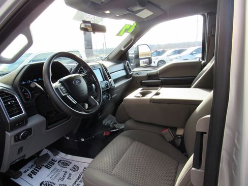 Used 2017 Ford F250 XLT w/ XLT Premium Package image 8