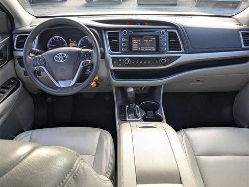 Used 2018 Toyota Highlander LE image 12